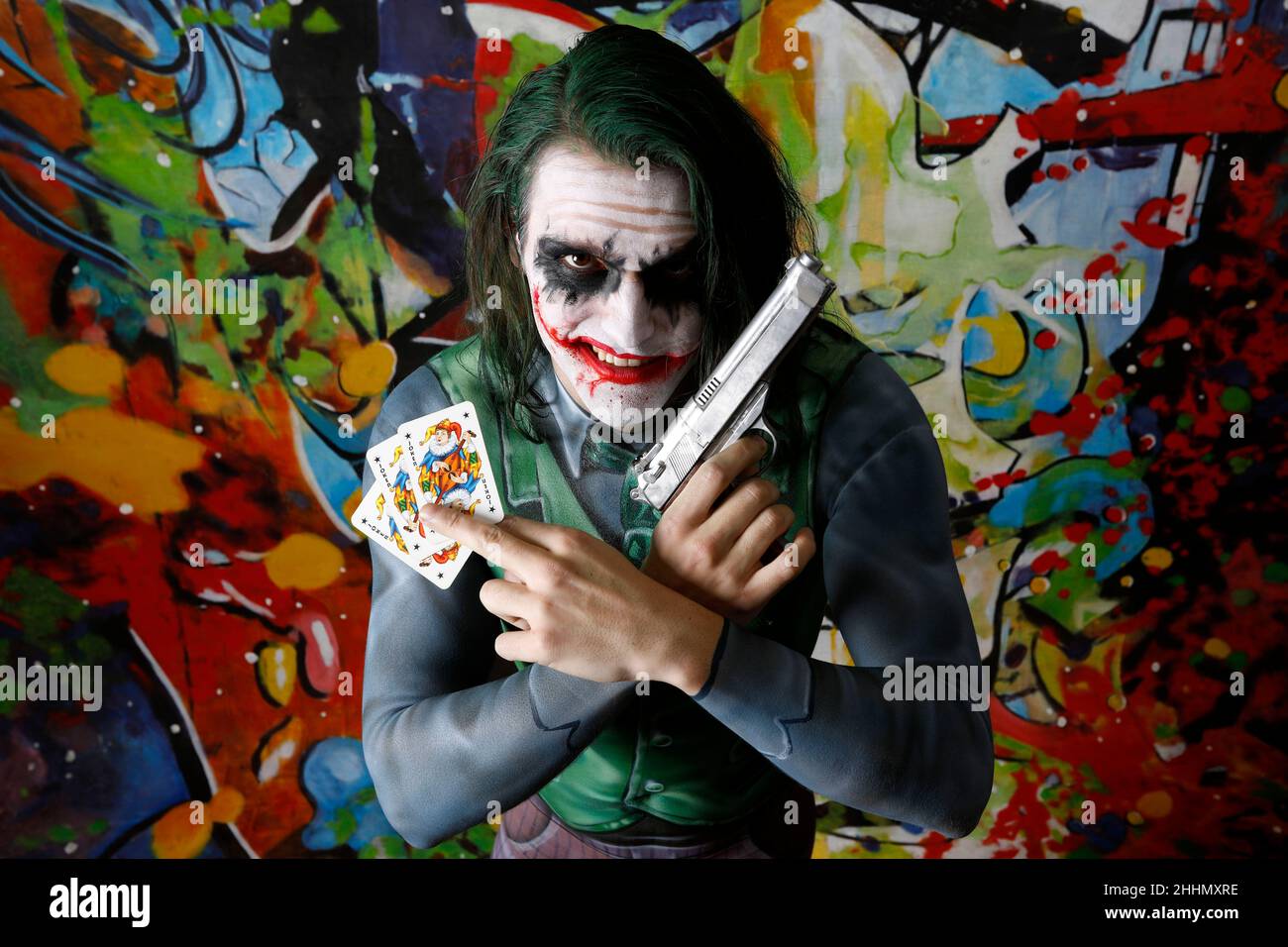 GEEK ART - Bodypainting and Transformaking: Joker incontra Riddler Photographing con Patrick Kiel come Joker allo studio di Duesterwald il 23 gennaio 2022 ad Hamelin - un progetto del fotografo Tschiponnique Skupin e del bodypainter Enrico Lein Foto Stock