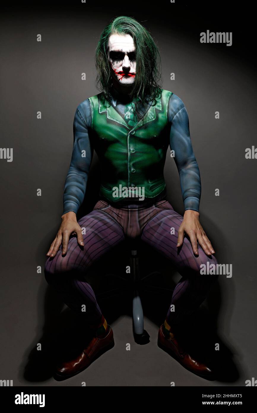 GEEK ART - Bodypainting and Transformaking: Joker incontra Riddler Photographing con Patrick Kiel come Joker allo studio di Duesterwald il 23 gennaio 2022 ad Hamelin - un progetto del fotografo Tschiponnique Skupin e del bodypainter Enrico Lein Foto Stock