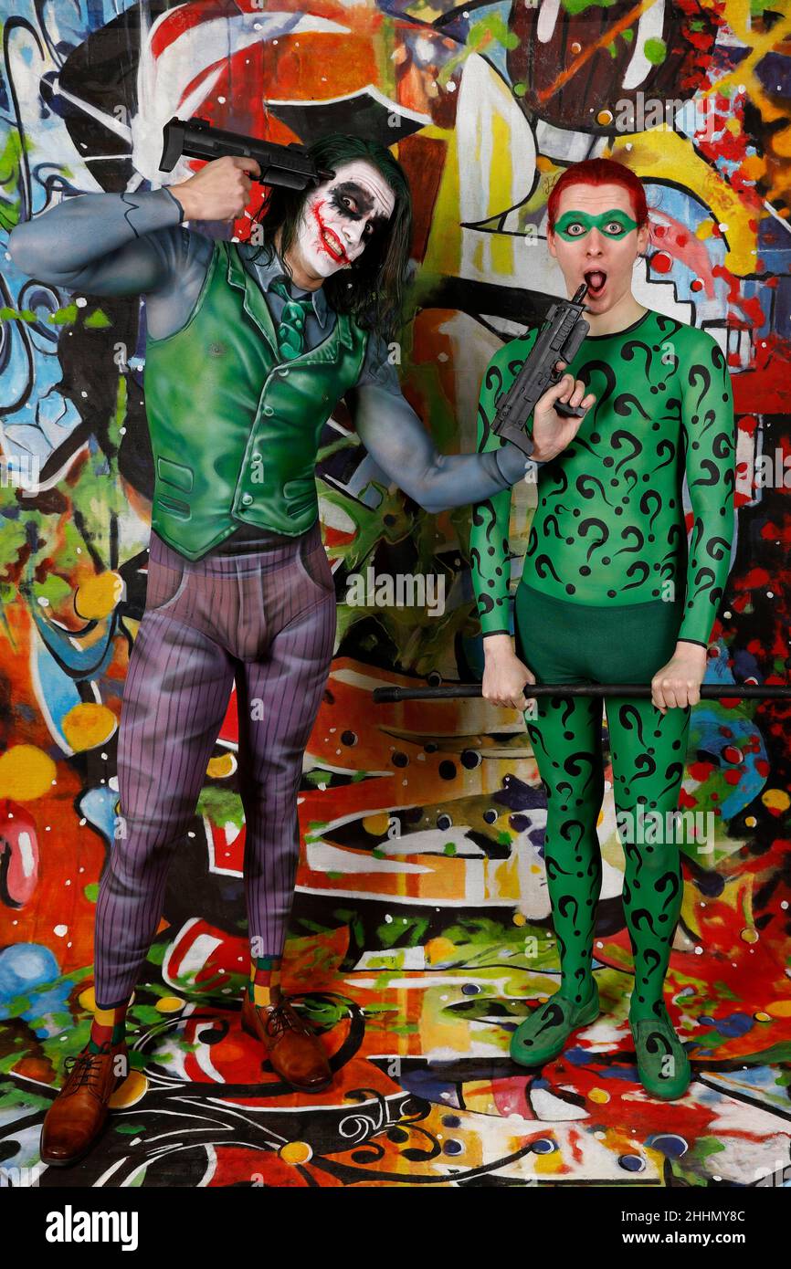 GEEK ART - Bodypainting and Transformaking: Joker incontra Riddler Photographing con Patrick Kiel come Joker e Paul Skupin come Riddler allo studio di Duesterwald il 23 gennaio 2022 ad Hamelin - un progetto del fotografo Tschiponnique Skupin e del bodypainter Enrico Lein Foto Stock