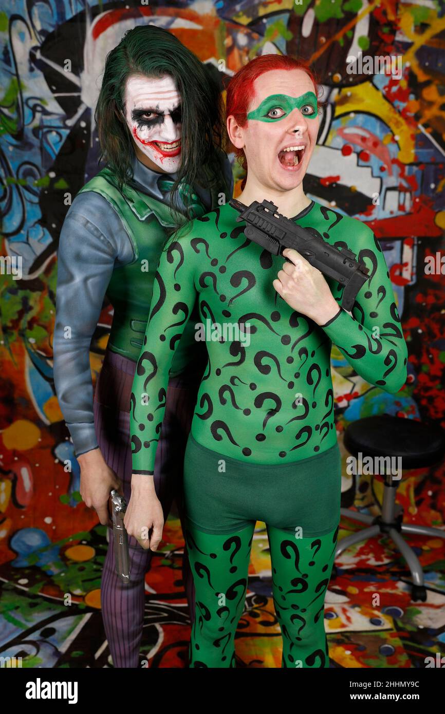 GEEK ART - Bodypainting and Transformaking: Joker incontra Riddler Photographing con Patrick Kiel come Joker e Paul Skupin come Riddler allo studio di Duesterwald il 23 gennaio 2022 ad Hamelin - un progetto del fotografo Tschiponnique Skupin e del bodypainter Enrico Lein Foto Stock
