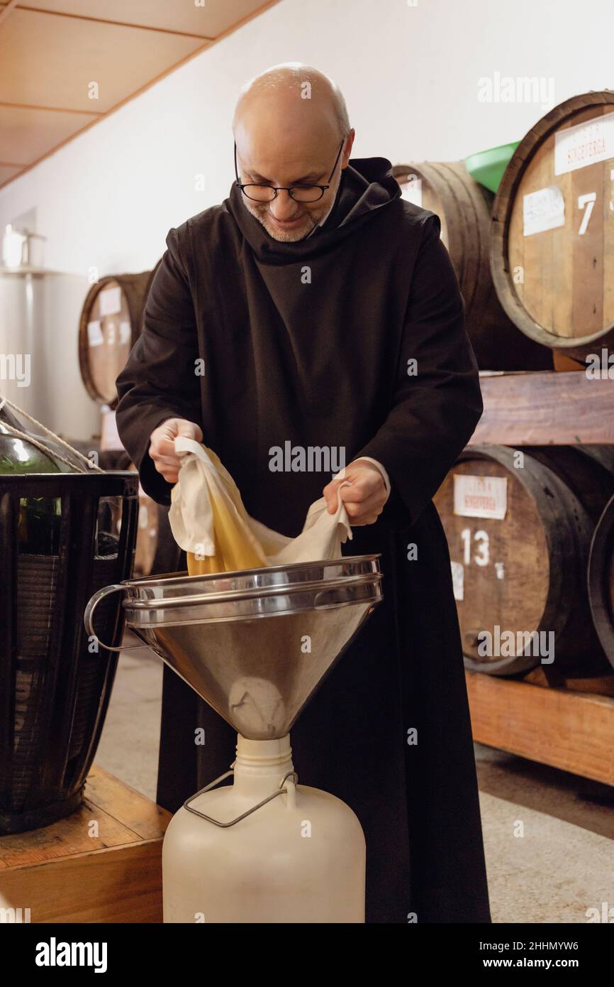 I monaci benedettini preparano liquori artigianali nel monastero di San Benedetto di Singeverga, a Santo Tirso, Portogallo. Foto Stock
