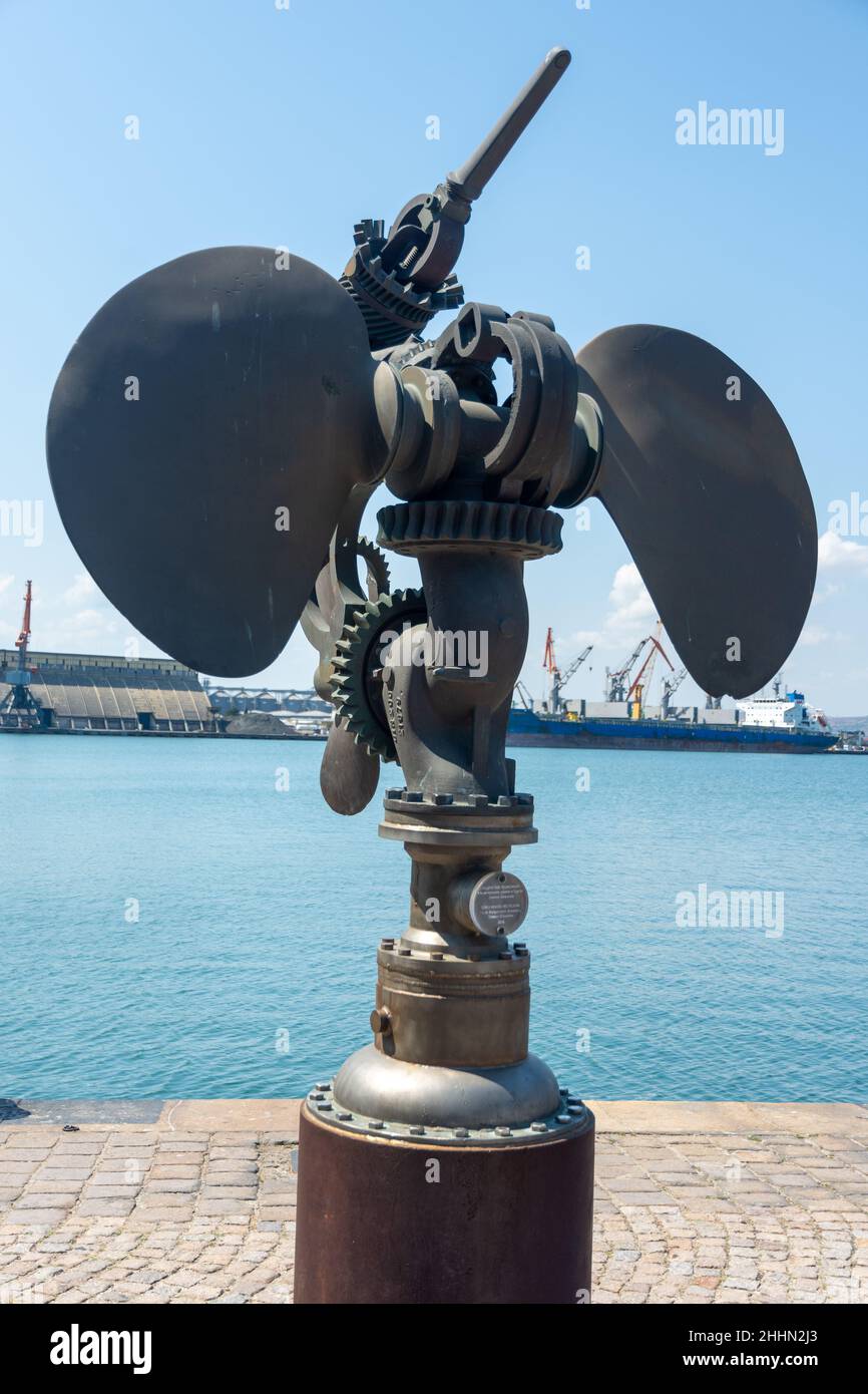 Scultura realizzata con elementi di nave, situata nel porto di Burgas, Bulgaria. Foto Stock