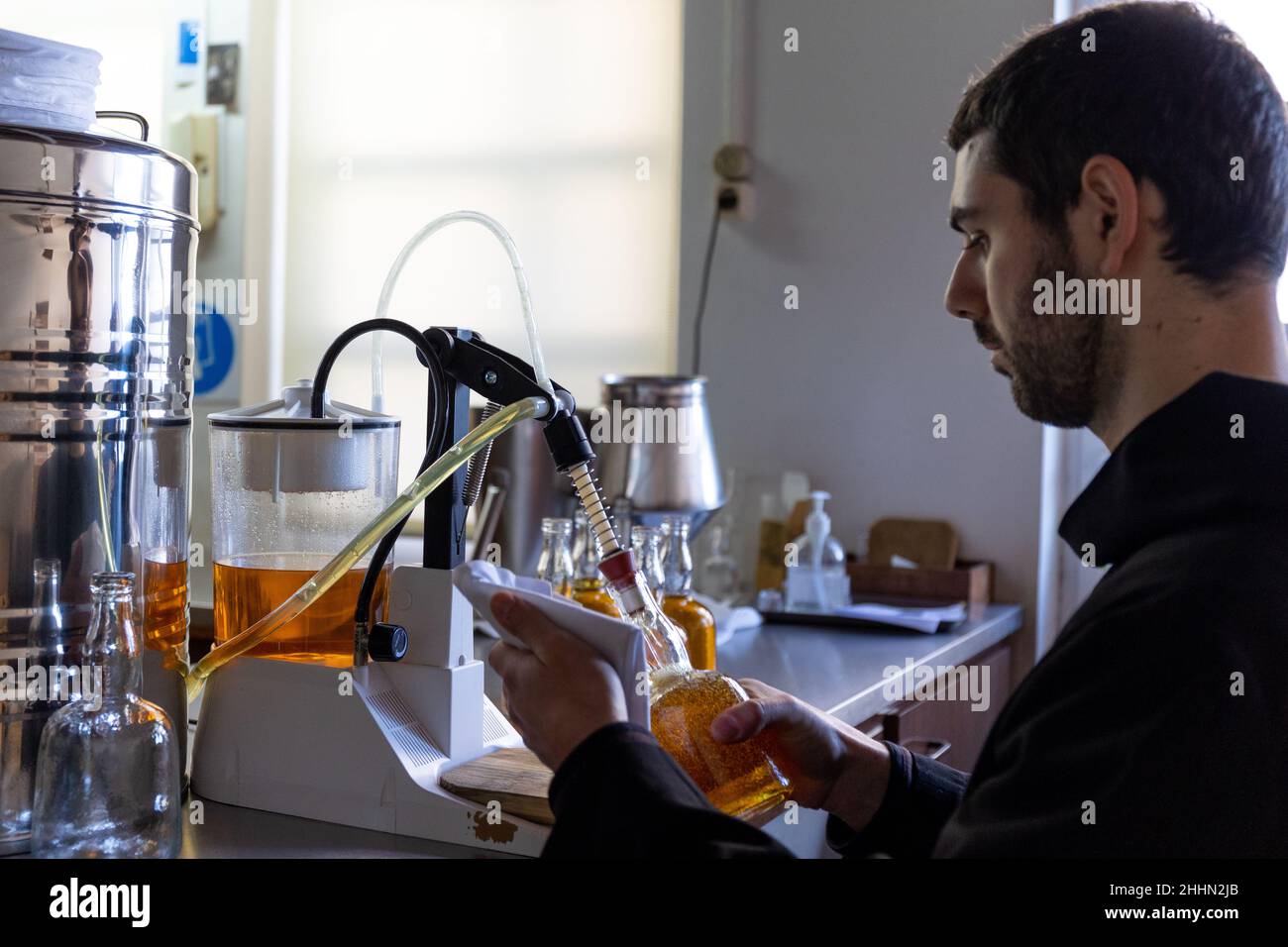 I monaci benedettini preparano liquori artigianali nel monastero di San Benedetto di Singeverga, a Santo Tirso, Portogallo. Foto Stock