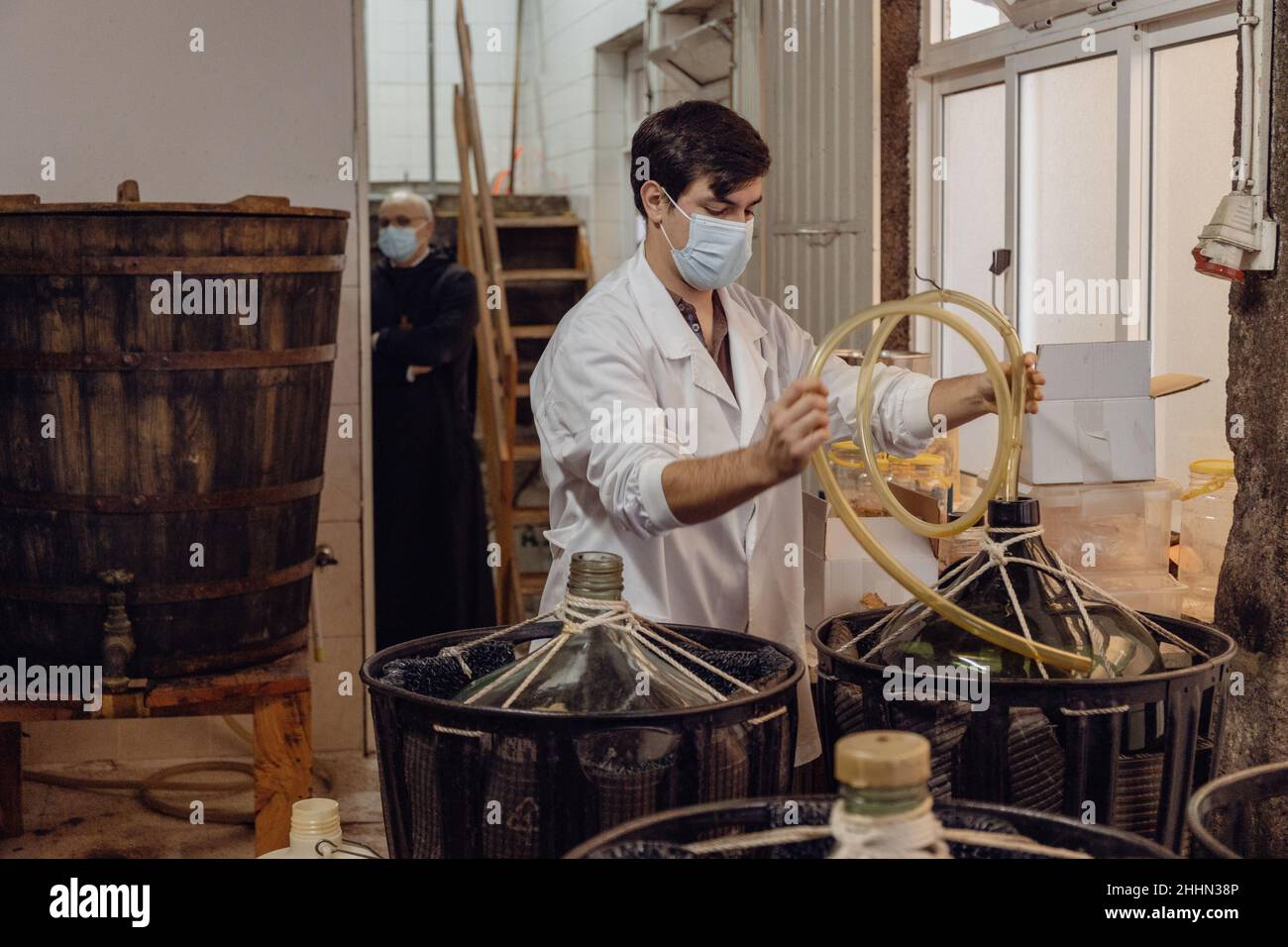 I monaci benedettini preparano liquori artigianali nel monastero di San Benedetto di Singeverga, a Santo Tirso, Portogallo. Foto Stock