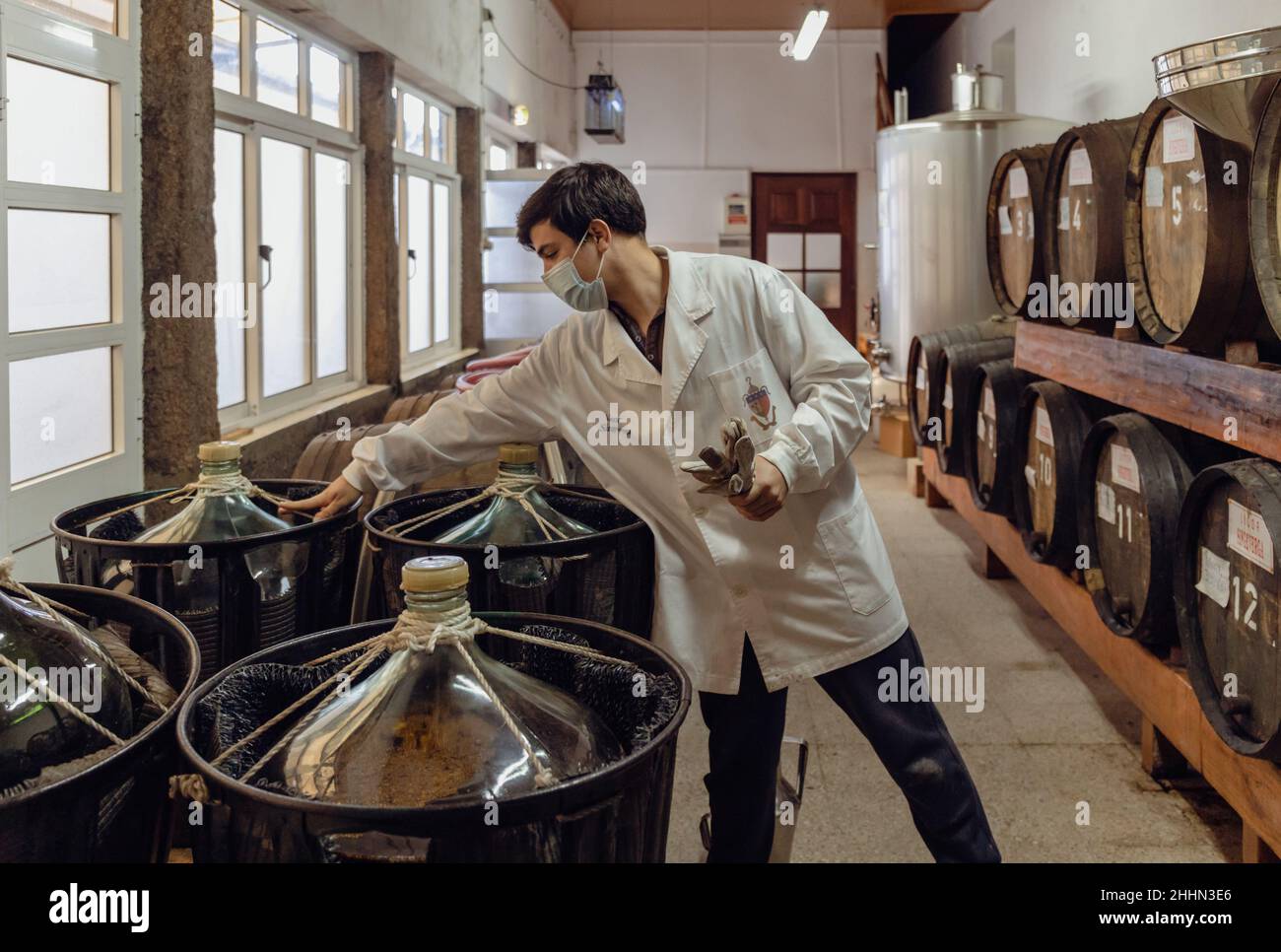 I monaci benedettini preparano liquori artigianali nel monastero di San Benedetto di Singeverga, a Santo Tirso, Portogallo. Foto Stock