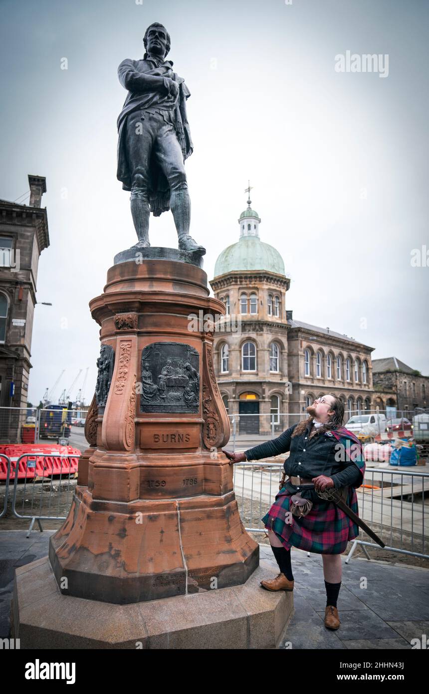 La guida turistica Justin Davis ti farà vedere da vicino la statua di Robert Burns, risalente a 124 anni fa, dopo che è stata svelata in occasione di una cerimonia per celebrare il ritorno della sua casa in Baltic Street a Leith, Edimburgo. La statua fu rimossa nel 2019 come parte dei tram di Edimburgo. Data foto: Martedì 25 gennaio 2022. Foto Stock