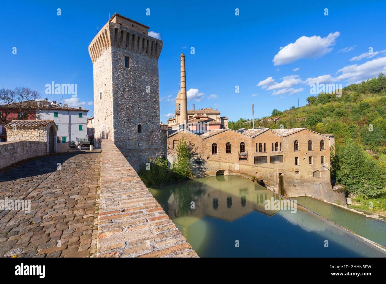 Veduta della Torre medievale di Fermignano luogo di nascita dell'architetto rinascimentale Bramante, Marche, Italia, Europa Foto Stock