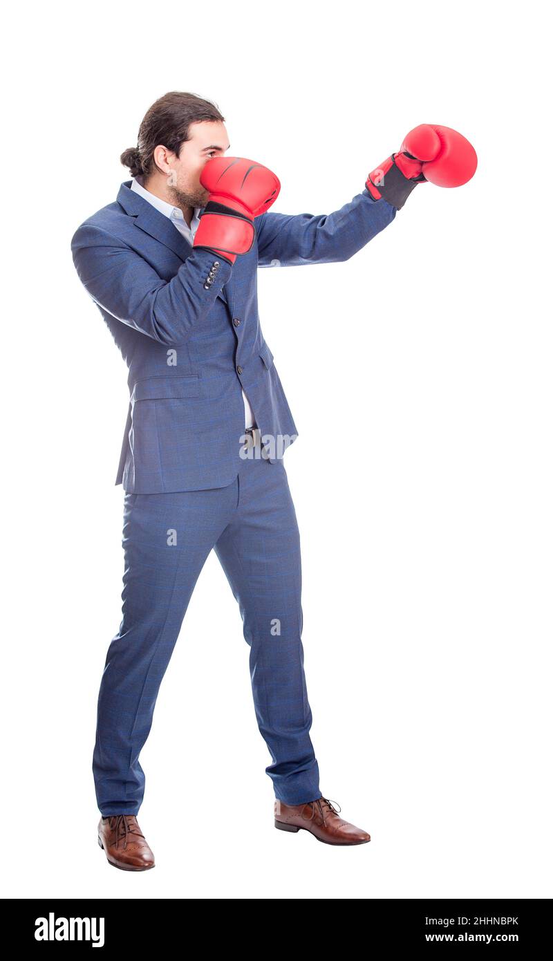 Uomo d'affari a tutta lunghezza con guanti da boxe rossi, punzonatura a  mano, posizione di combattimento. Ritratto di vista laterale di determinati  uomini d'affari calci con la fis Foto stock - Alamy