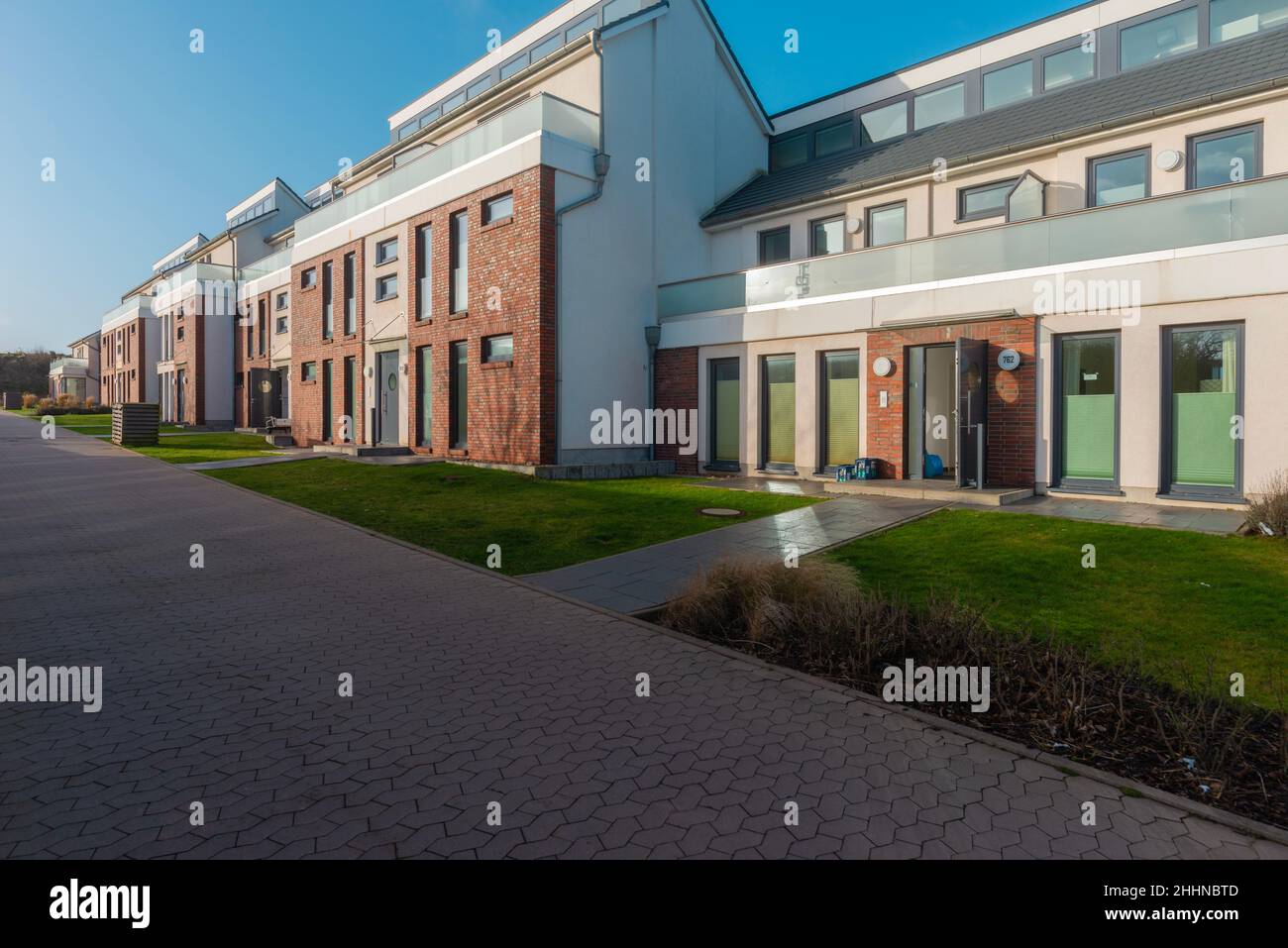 Appartamenti di recente costruzione con balconi, segmento di lusso, architettura sul Mare del Nord isola di Heligoland, Germania settentrionale, Europa centrale Foto Stock