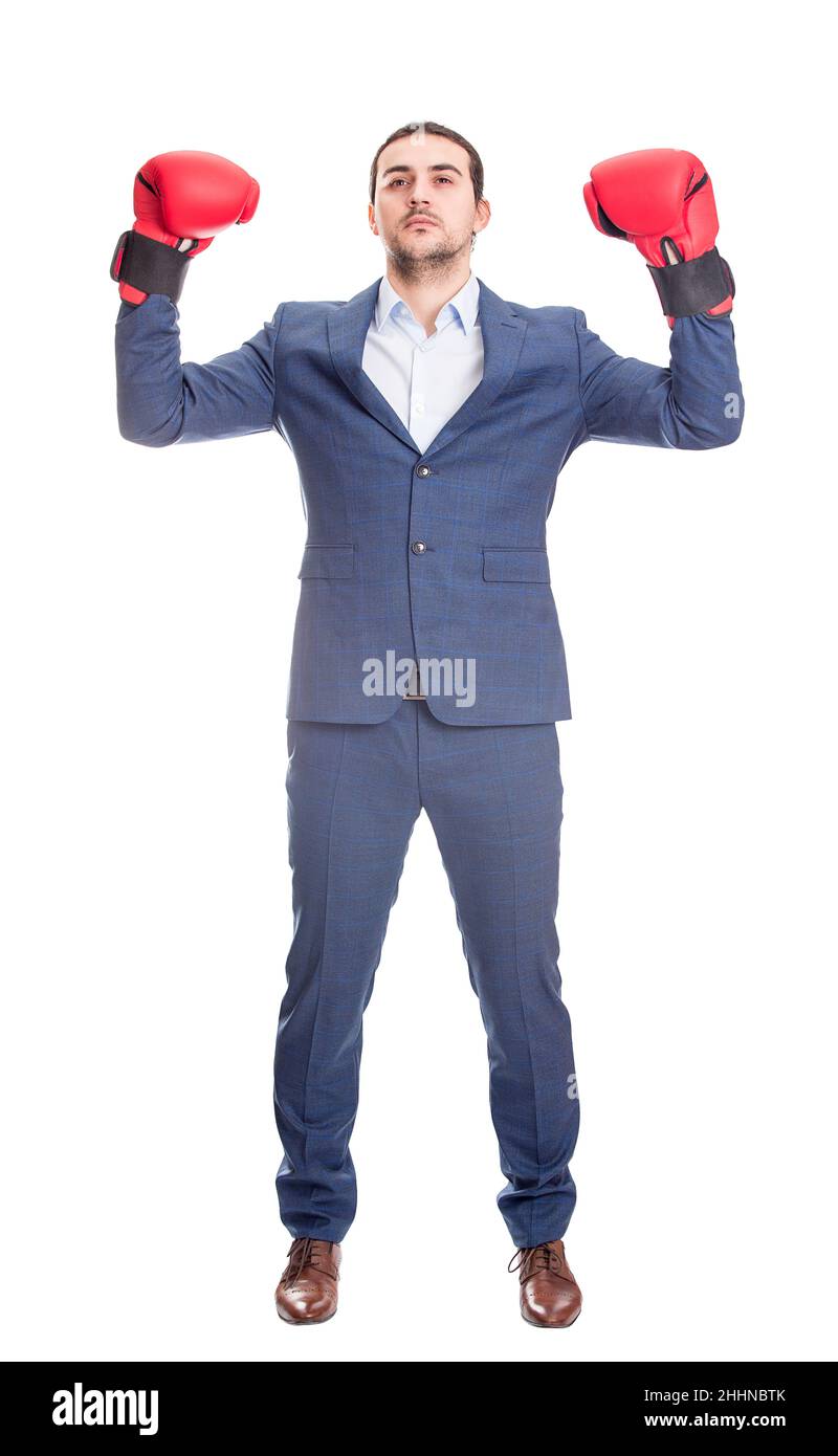 Leader potente uomo d'affari a tutta lunghezza in tuta con guanti da boxe rossi che celebrano il successo, flettendo i muscoli del braccio con le mani sollevate. Vittoria in offic Foto Stock Leader potente uomo d'affari a tutta lunghezza in tuta con guanti da boxe rossi che celebrano il successo, flettendo i muscoli del braccio con le mani sollevate. Vittoria in offic Foto Stock