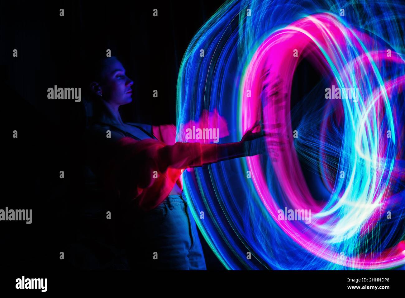 Avatar digitale metaverse, presenza metaverse, tecnologia digitale, mondo cibernetico, realtà virtuale, stile di vita futuristico. Donna in realtà aumentata, NFT Foto Stock