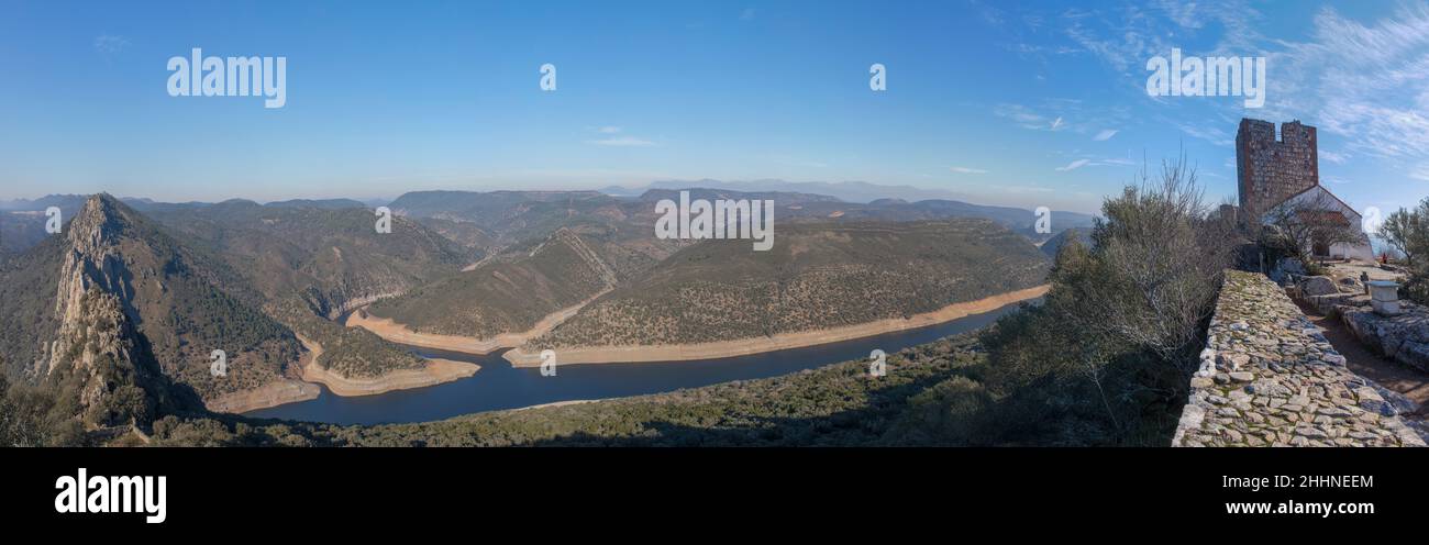 Fiume Tago che scorre attraverso il Parco Nazionale di Monfrague, Caceres, Extremadura, Spagna. Panoramica dal Castello Foto Stock