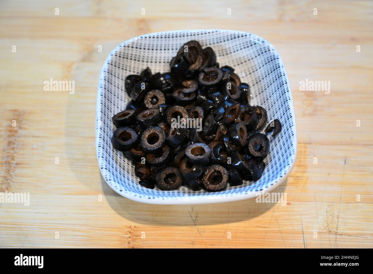 olive nere a fette, ingredienti di cottura, preparazione del cibo Foto Stock