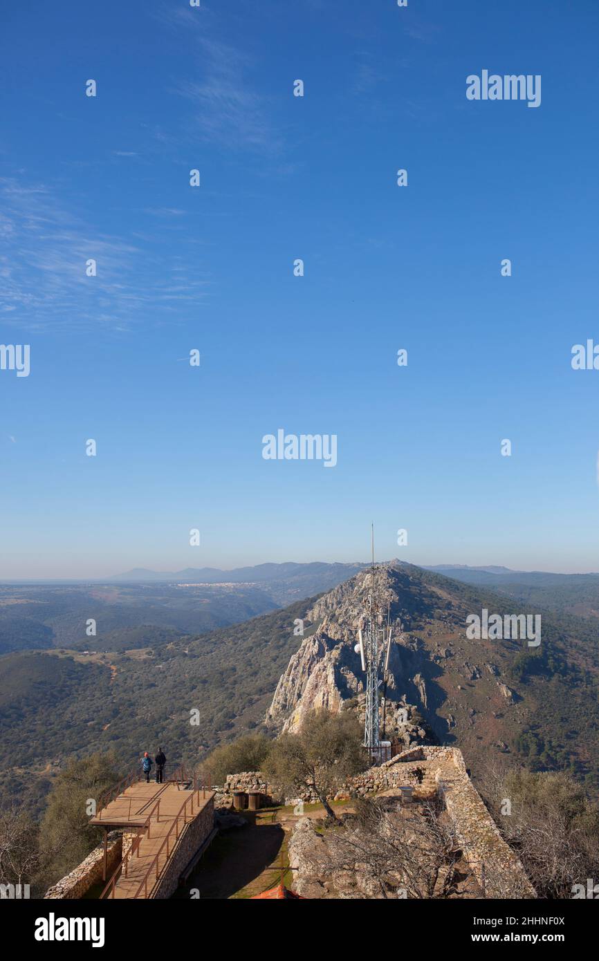 I visitatori osservano il parco dal punto di vista della piattaforma. Parco Nazionale di Monfrague, Caceres, Extremadura, Spagna Foto Stock
