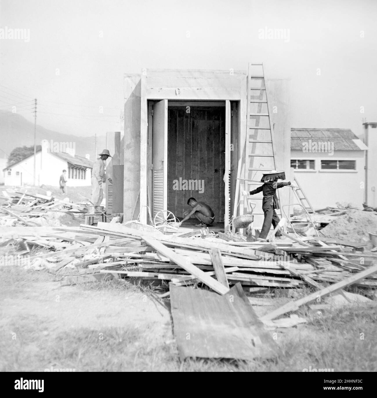 Lavori locali di costruzione cinesi maschili e femminili nei nuovi territori Hong Kong 1966 1967 Foto Stock