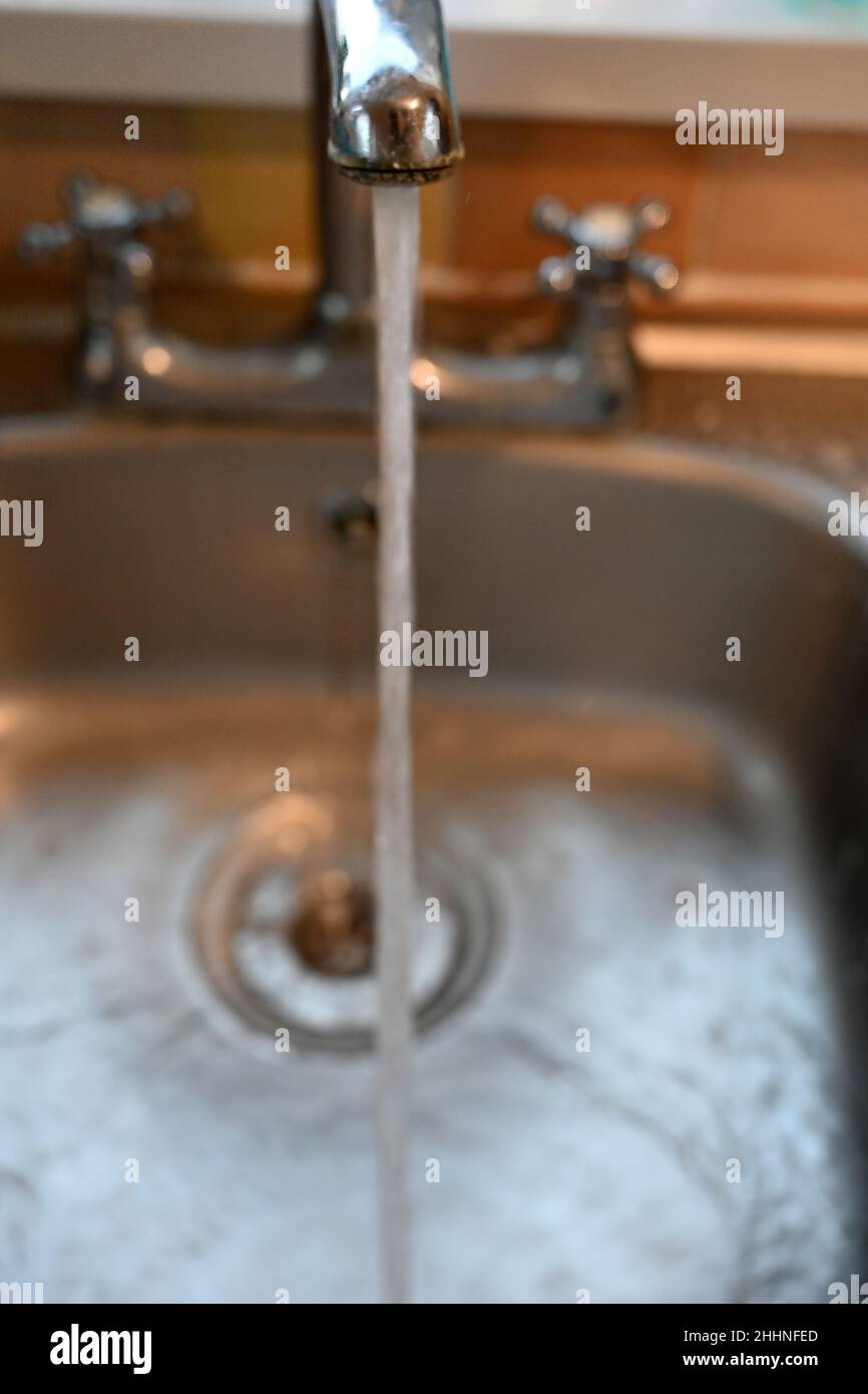 lavandino da cucina, acqua corrente calda e fredda Foto Stock