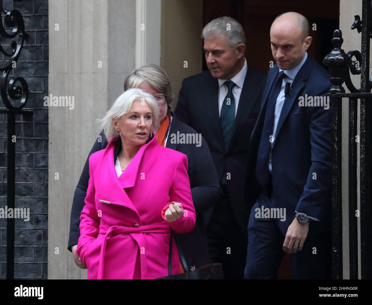 Londra, Regno Unito. 25th Jan 2022. Il segretario alla cultura Nadine Dorries e il segretario dell'Irlanda del Nord Brandon Lewis lasciano il n. 10 dopo la riunione settimanale del gabinetto a Downing Street. Credit: Uwe Deffner/Alamy Live News Foto Stock