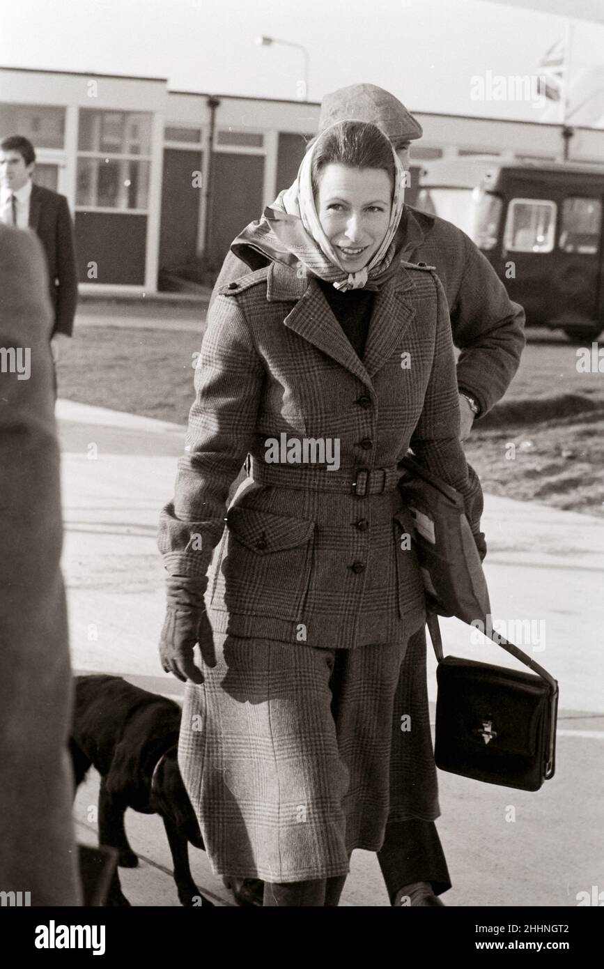 La principessa Anne e Timothy Laurence partono per Aberdeen dall'aeroporto di Heathrow il 1981 dicembre Foto Stock