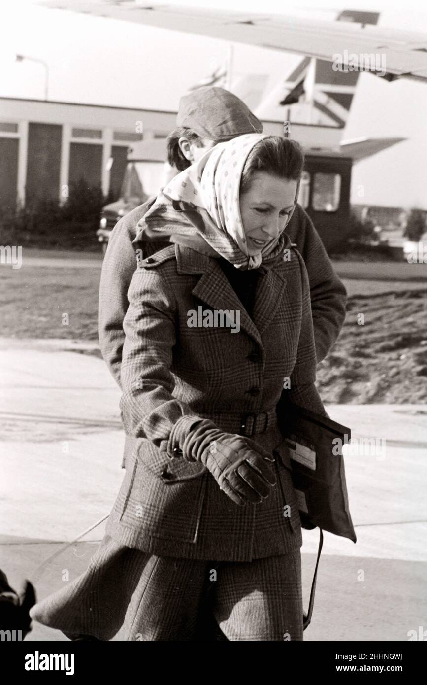 La principessa Anne e Timothy Laurence partono per Aberdeen dall'aeroporto di Heathrow il 1981 dicembre Foto Stock