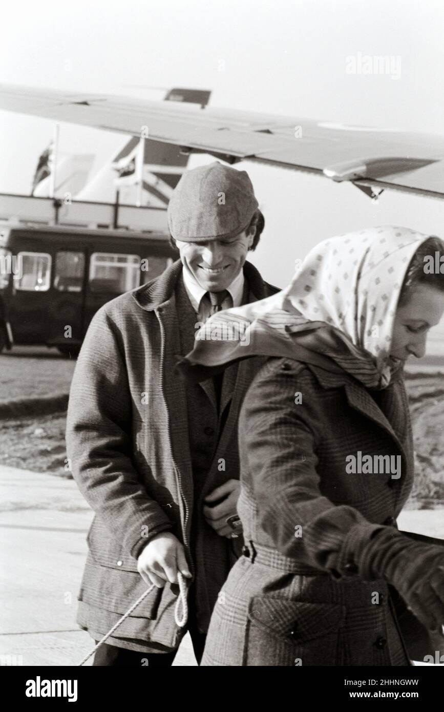 La principessa Anne e Timothy Laurence partono per Aberdeen dall'aeroporto di Heathrow il 1981 dicembre Foto Stock
