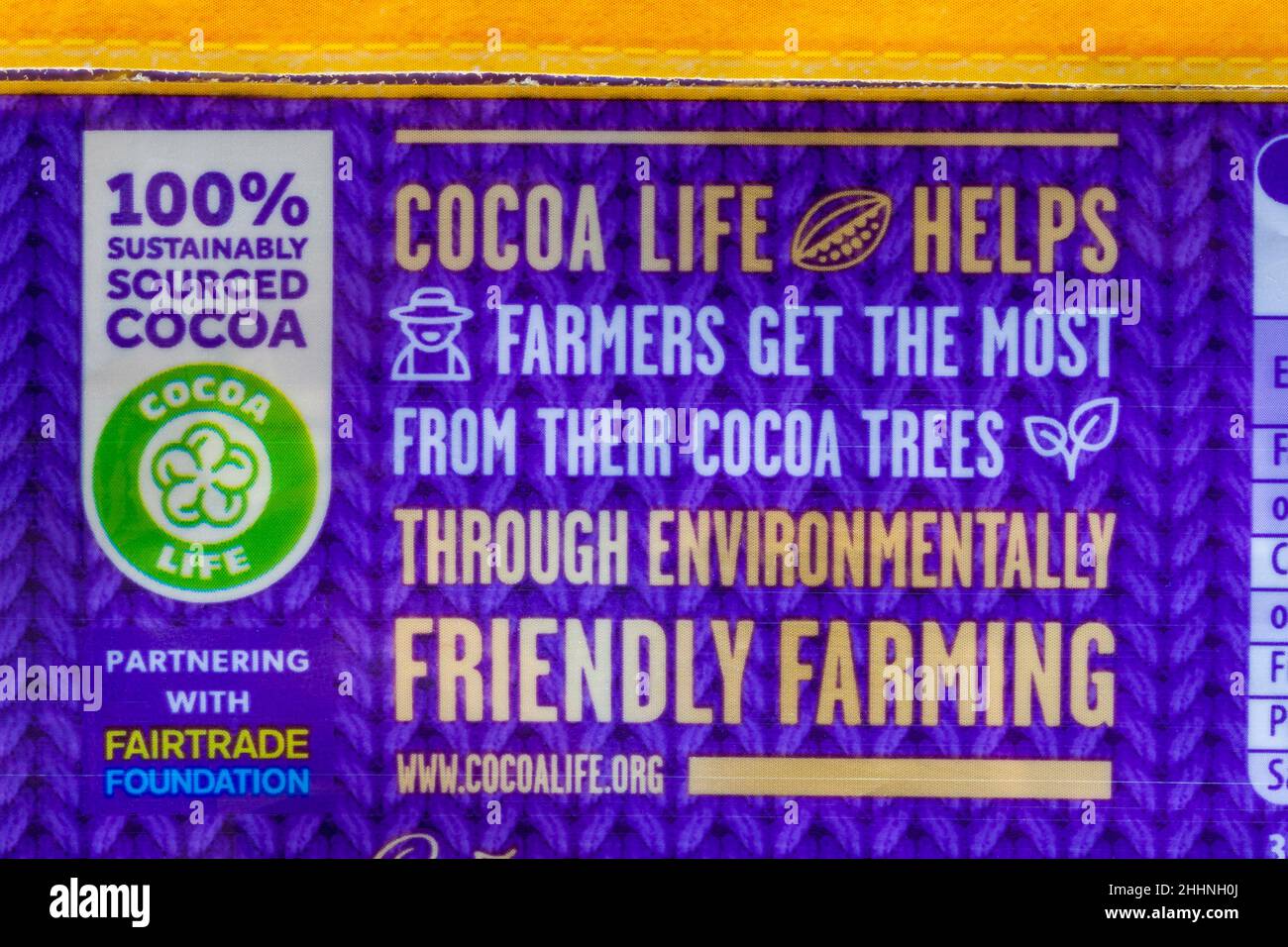 Il 100% fornisce in modo sostenibile informazioni sul cocoalife di cacao su una confezione di cioccolatini Cadebury Dairy Milk Little Robins Daim Foto Stock