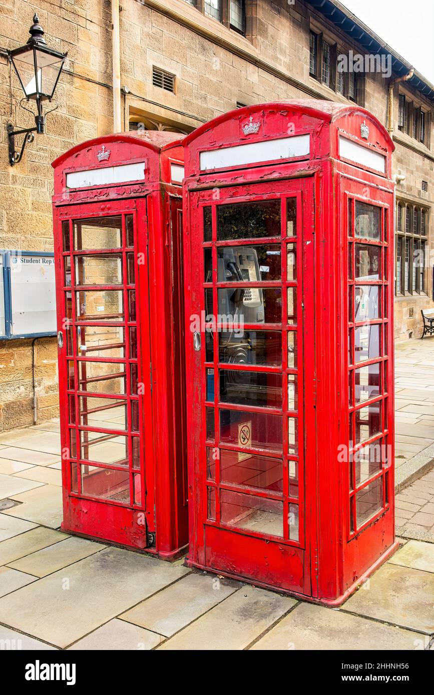 Due tradizionali cassette telefoniche rosse all'ingresso della Glasgow University. Foto Stock