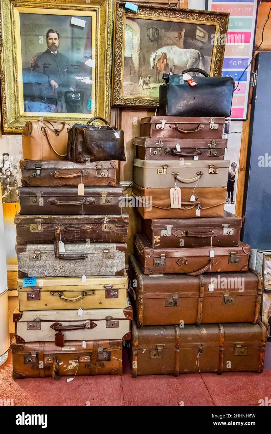 Vecchie valigie in vendita al mercato del fine settimana di Barras a Glasgow. Foto Stock