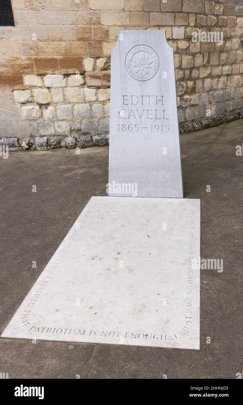 Tomba di Edith Cavell. La tomba di Edith Cavell, infermiera della prima Guerra Mondiale, eseguita dai tedeschi; Gravestone alla Cattedrale di Norwich, Norwich Norfolk UK Foto Stock