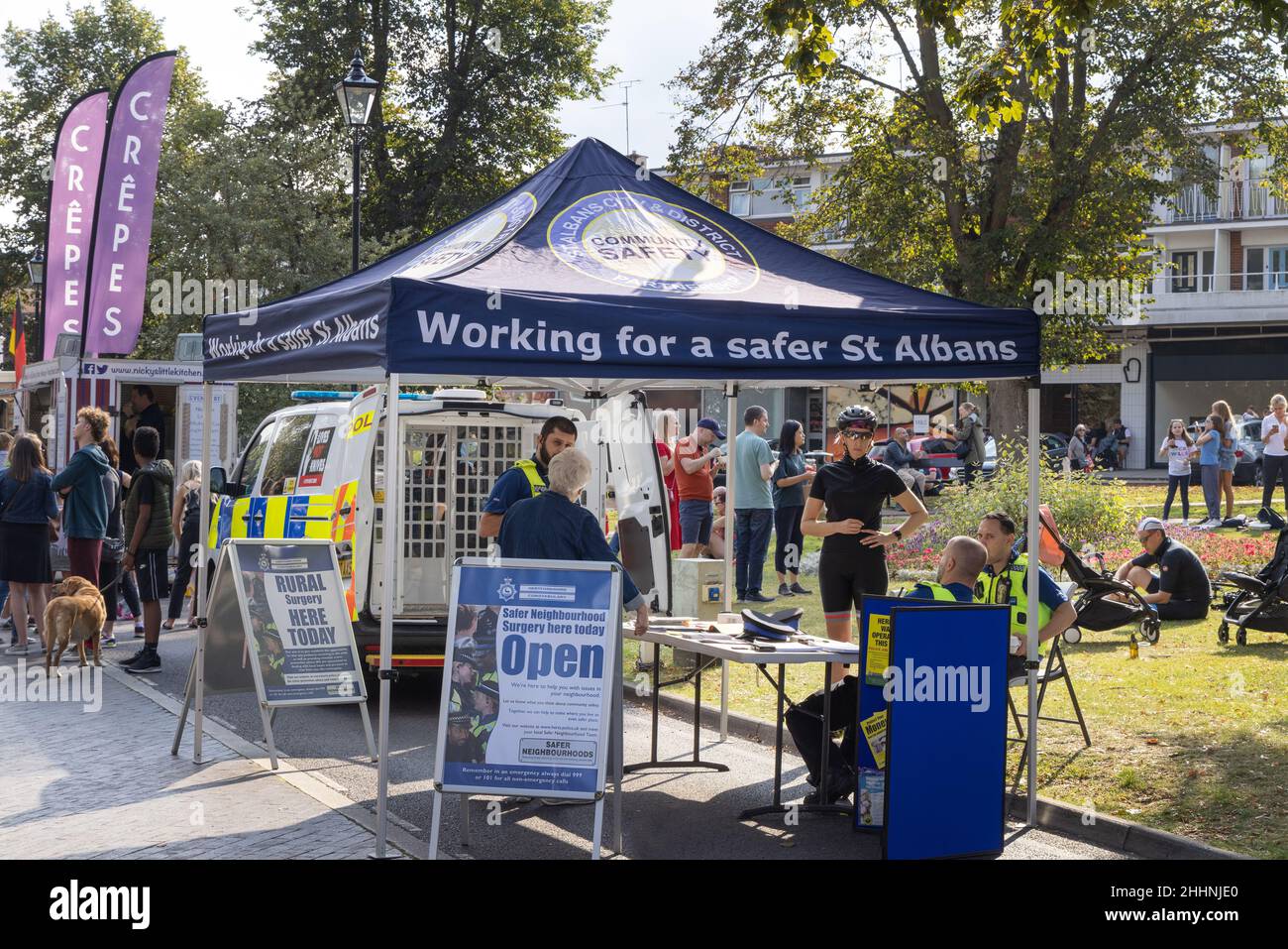 Una stalla comunitaria di sicurezza per fornire informazioni sulla sicurezza di vicinato, in collaborazione con la polizia locale, Harpenden, St Albans Hertfordshire Regno Unito Foto Stock
