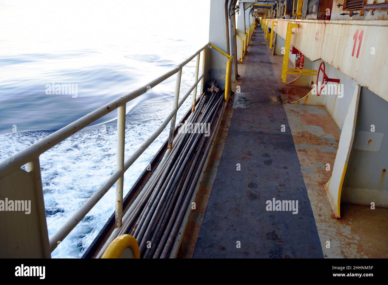 Ponte principale della nave container durante la navigazione attraverso il mare calmo. Foto Stock