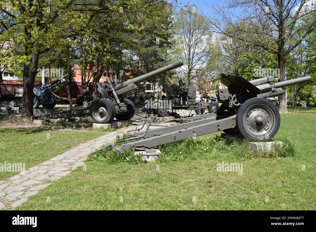 Diversi cannoni di artiglieria di colore verde nel Museo della rivolta Nazionale Slovacca- Foto Stock