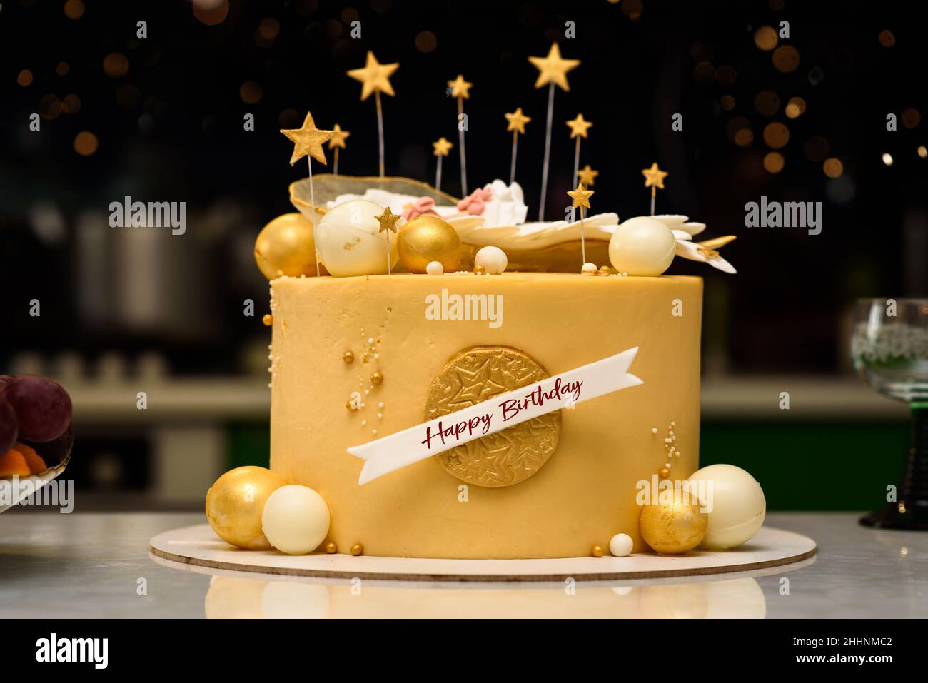 Torta di compleanno di Natale. Torta con decorazioni. Cottura professionale con decorazioni e decorazioni. Foto Stock