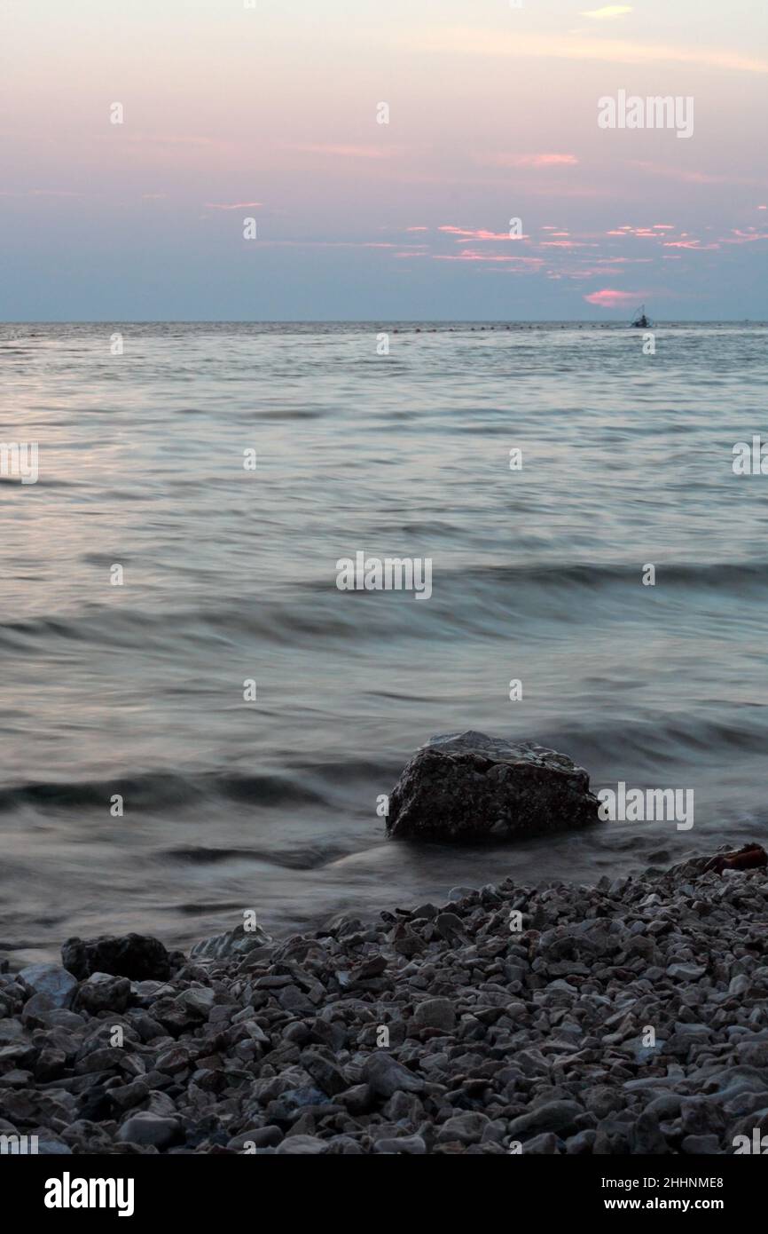 Riva del mare, in una giornata estiva sulla spiaggia in Croazia Foto Stock