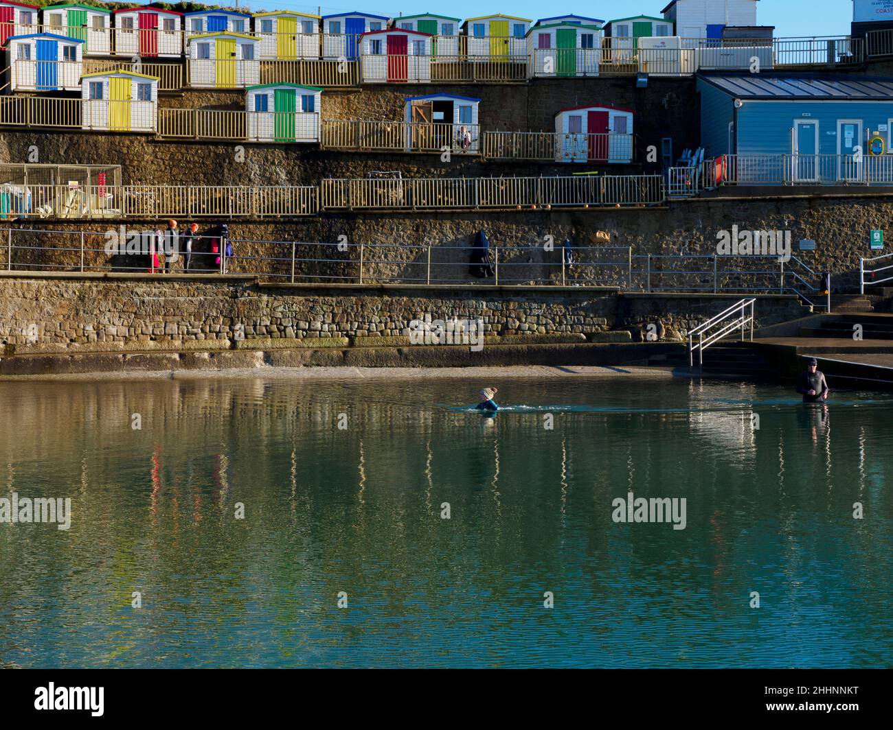 Piscina di Bude Sea al sole d'inverno, Cornovaglia, Regno Unito Foto Stock