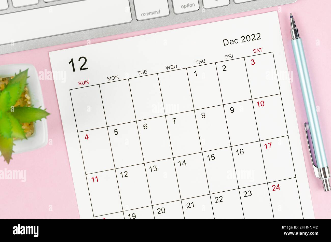 Il calendario del dicembre 2022 con tastiera su sfondo rosa. Foto Stock