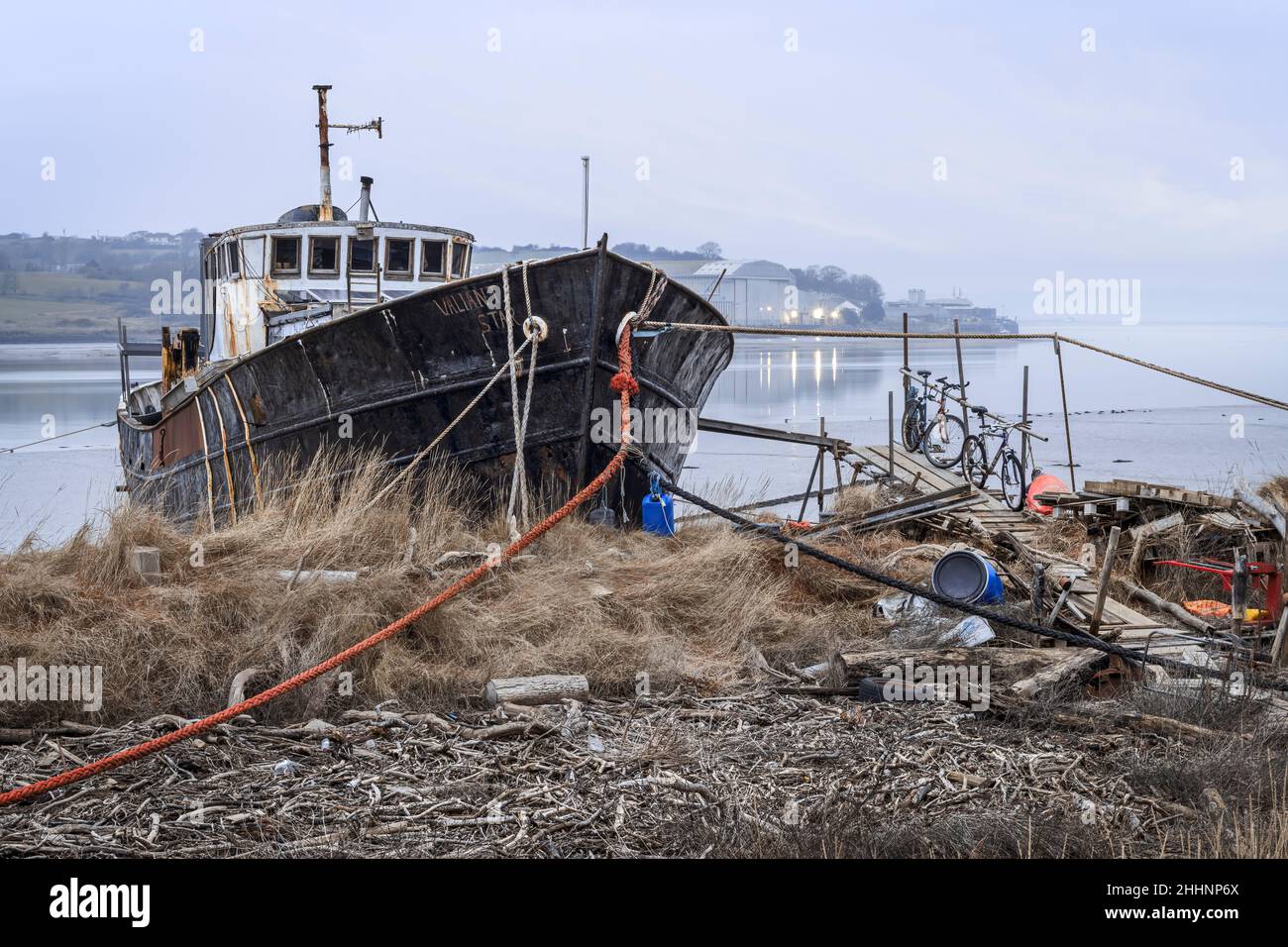 Una delle case galleggianti uniche ormeggiate di fronte al cantiere navale Appledore sull'estuario del fiume Torridge, accanto al Tarka Trail, in una mattinata fredda e colma Foto Stock