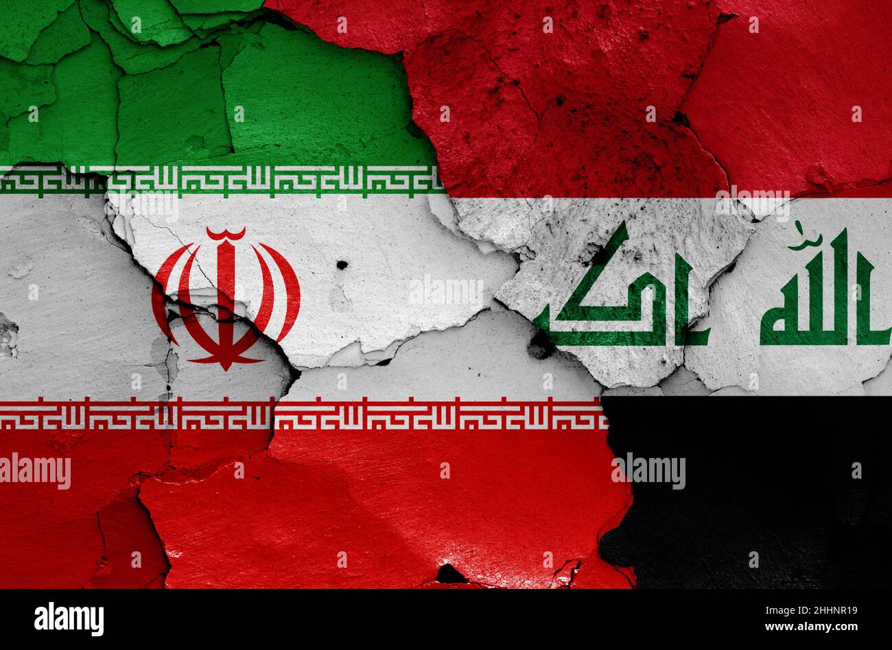 Bandiere di Iran e Iraq dipinte su muro incrinato Foto Stock