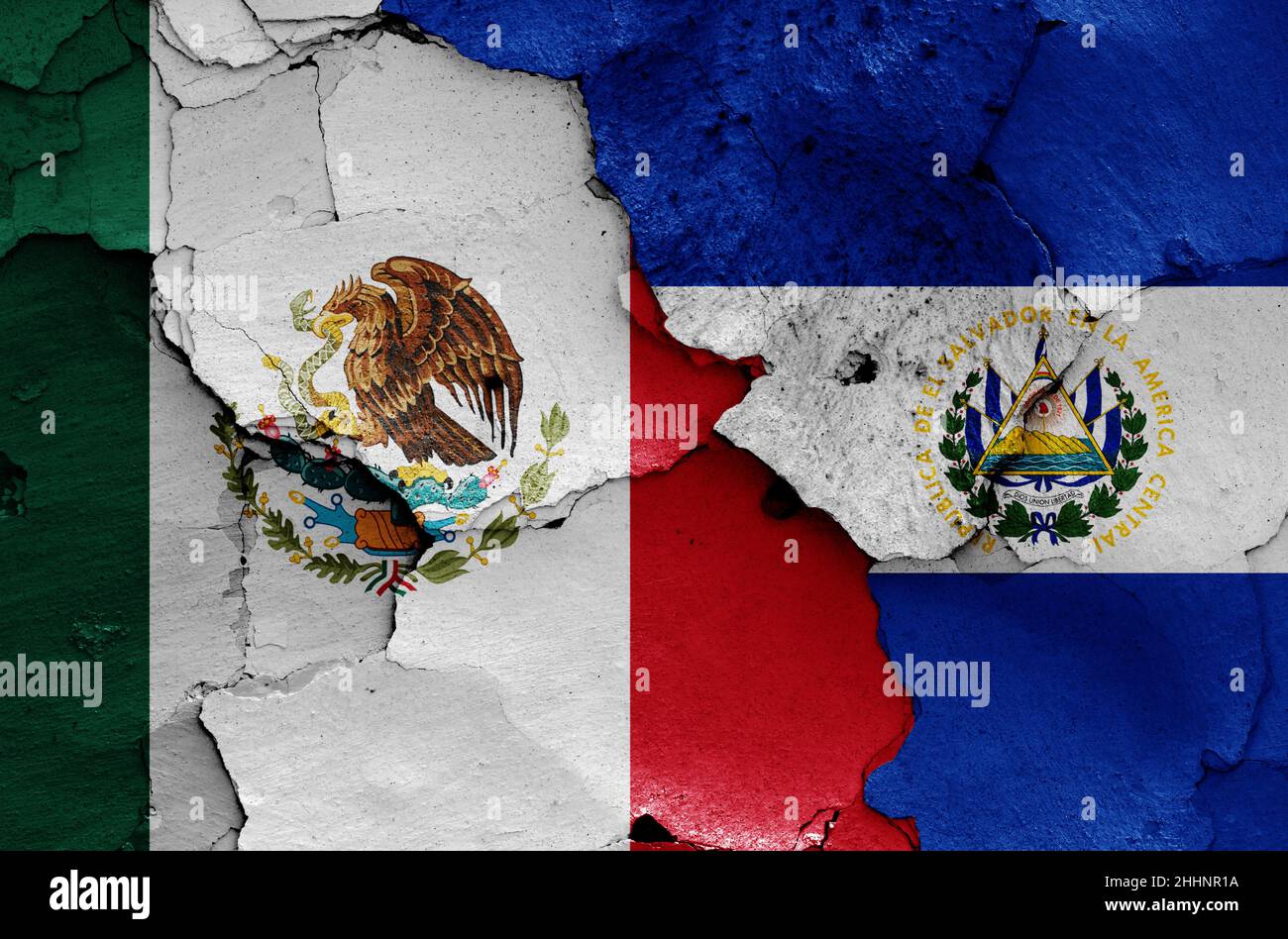 Bandiere del Messico e El Salvador dipinte su muro incrinato Foto Stock