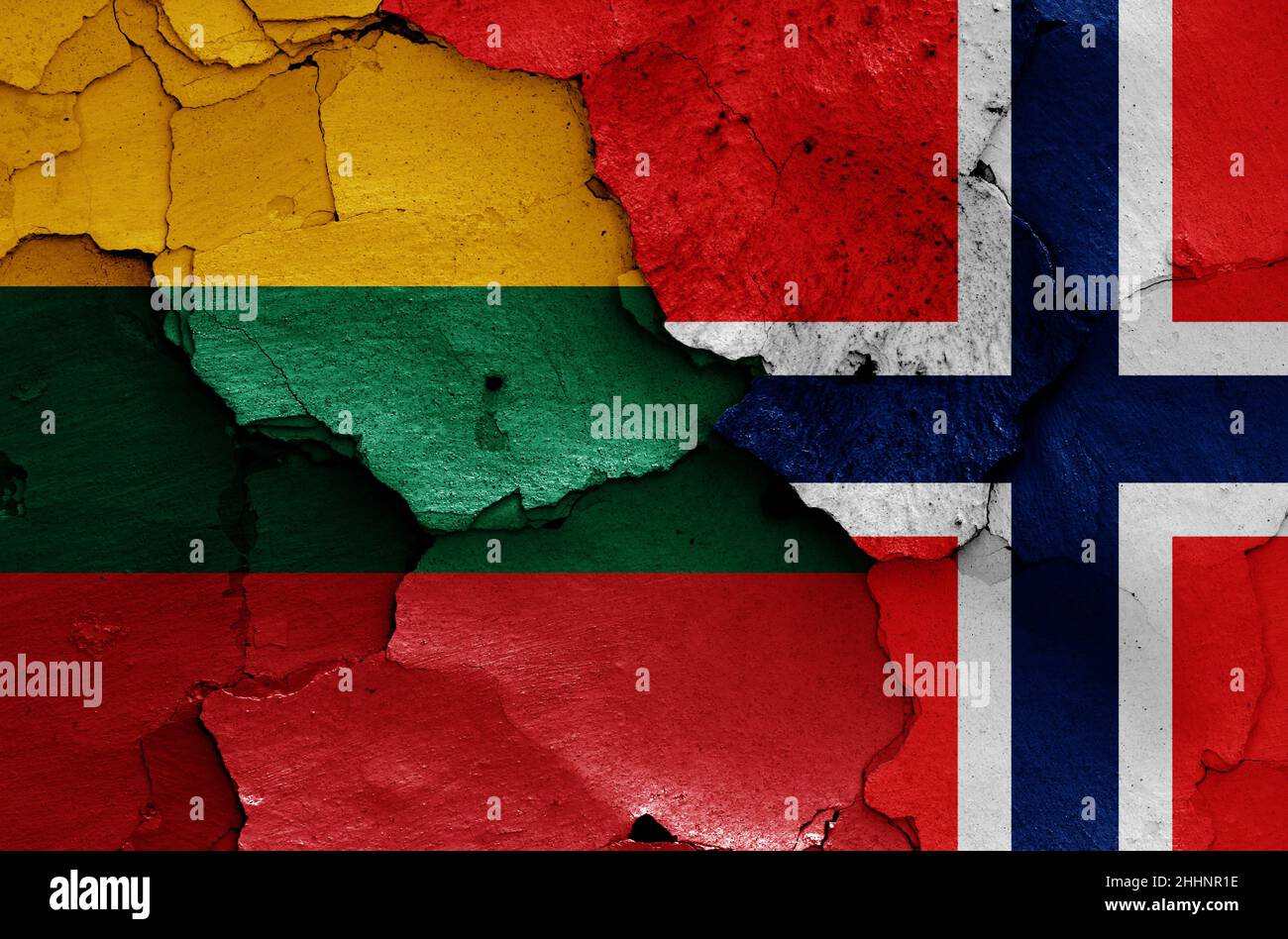 Bandiere di Lituania e Norvegia dipinte su pareti incrinate Foto Stock
