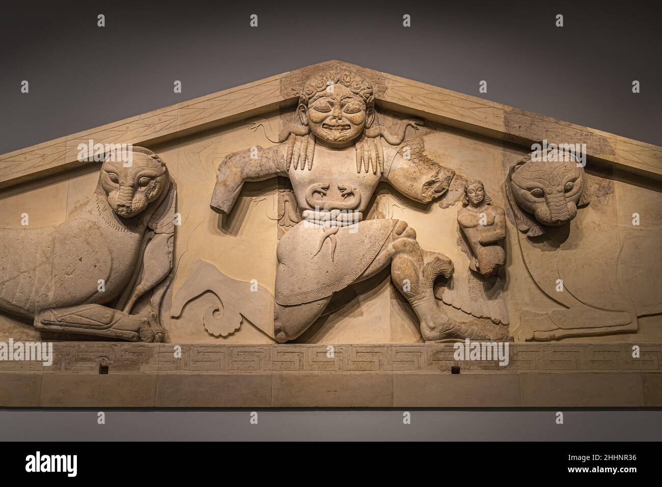 Il frontone in pietra di Artemis Gorgon, originario del tempio della dea Artemis nel Museo Archeologico di Corfù Kerkyra, Grecia, Ionio Foto Stock