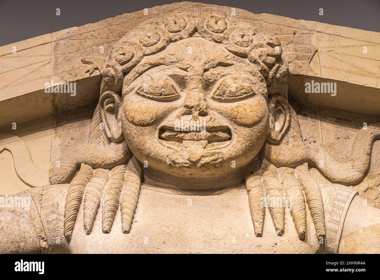 Il frontone in pietra di Artemis Gorgon, originario del tempio della dea Artemis nel Museo Archeologico di Corfù Kerkyra, Grecia, Ionio Foto Stock