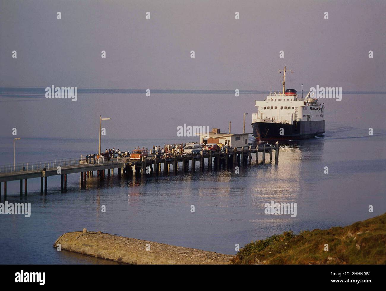 MV Columba si avvicina al molo di Scalasaig, Colonsay 1970s Foto Stock