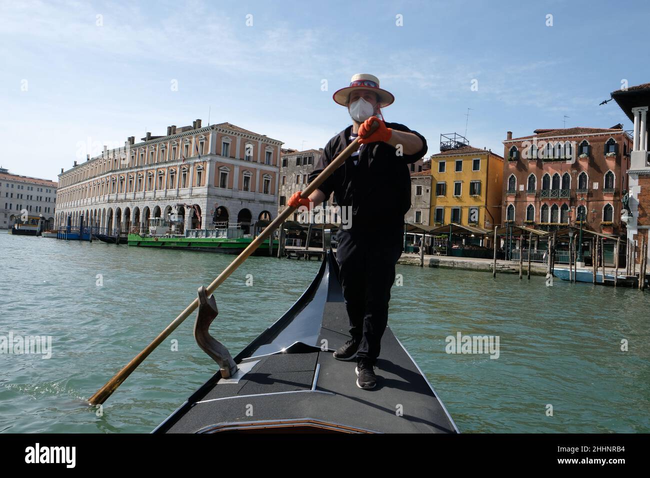 Il gondoliere sta remando durante un traghetto nel grande canale di venezia, 18 maggio 2020. Foto Stock