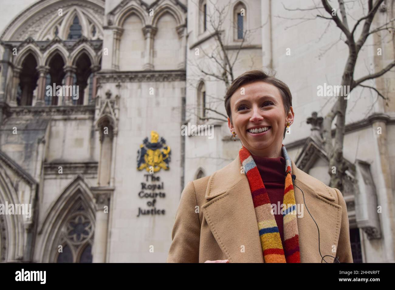 Londra, Regno Unito 25th gennaio 2022. Il dottor Alice Brough, uno dei ricorrenti, al di fuori delle corti reali di giustizia dopo l'udienza. Gli attivisti per i diritti degli animali si sono riuniti per protestare contro l'agricoltura delle fabbriche, mentre il gruppo di allevamento delle fabbriche di rottami ha lanciato la sua sfida legale contro la DEFRA per non aver adottato adeguate precauzioni contro i rischi pandemici noti dell'agricoltura delle fabbriche. Credit: Vuk Valcic / Alamy Live News Foto Stock