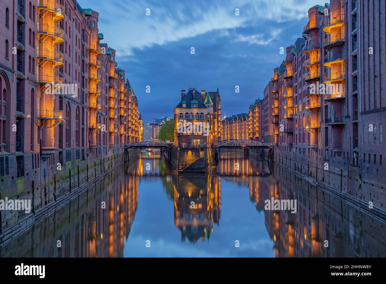 Amburgo - Vista sul castello ormeggiato, che si trova su una penisola in una posizione esposta tra due canali, per riparazioni, Amburgo, Germania, Hambu Foto Stock