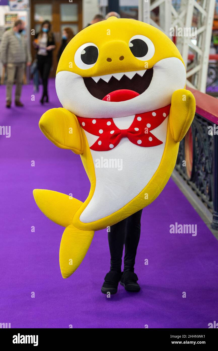 Londra, Regno Unito. 25 gennaio 2022. Un personaggio in costume di Baby  Shark intrattiene i visitatori. Giornata stampa alla Toy Fair, la più  grande fiera di giocattoli, giochi e hobby del Regno