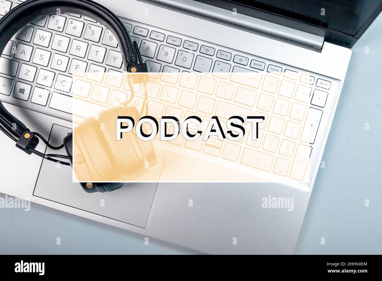 Parola podcast. Cuffie audio e computer portatile. Foto Stock