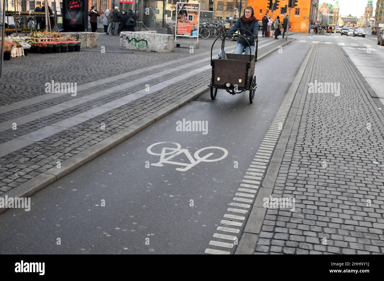 Copenaghen/Danimarca./25 gennaio 2022/. La persona corre in bicicletta a tre ruote la gente usa principalmente il trasporto della piccola famiglia e la corsa sulla pista ciclabile in Danimarca. (Foto..Francis Joseph Dean/Dean Pictures) Foto Stock