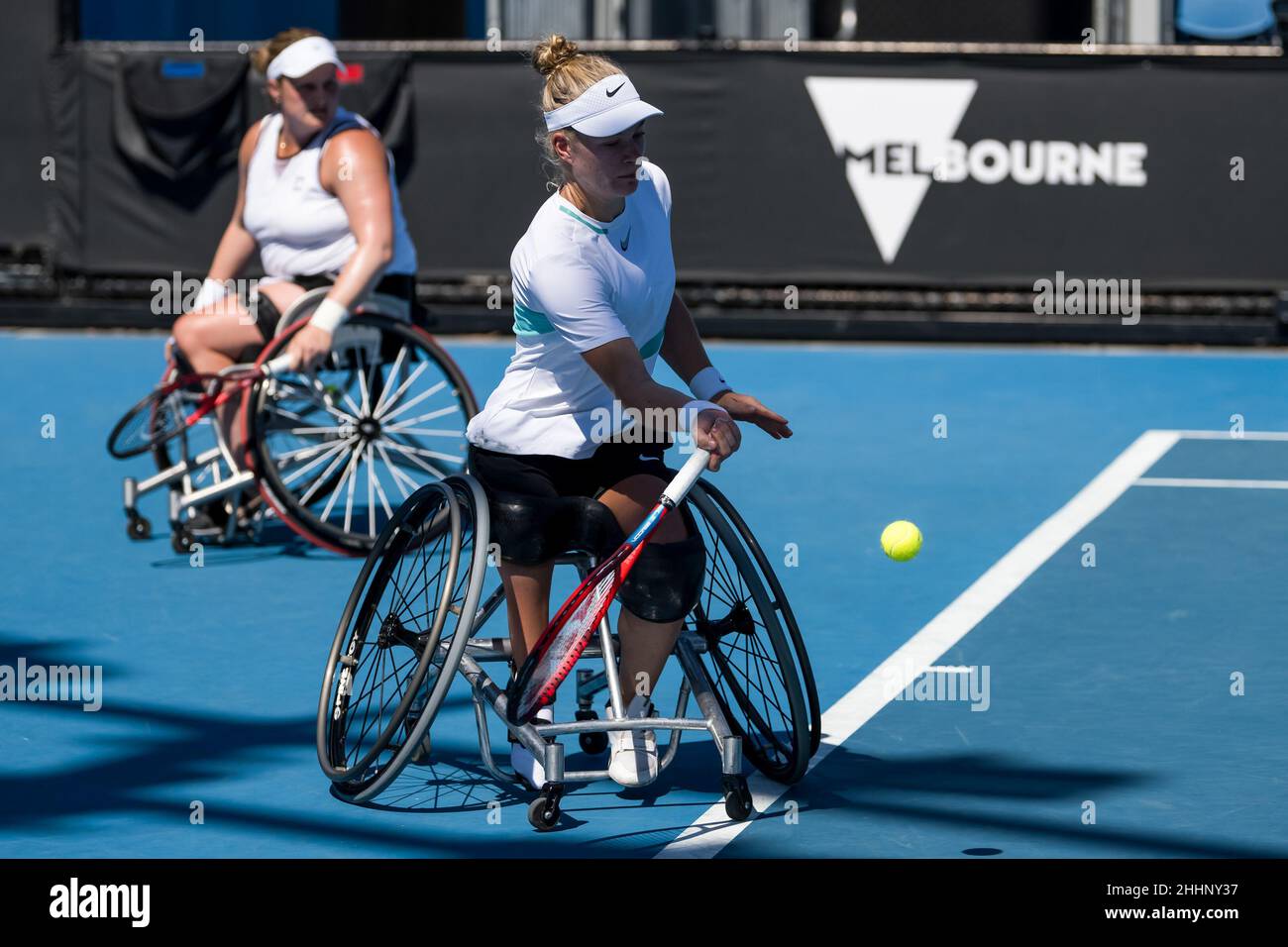 MELBOURNE, AUSTRALIA - GENNAIO 24: Diede de Groot dai Paesi Bassi e Aniek van Koot dai Paesi Bassi durante la loro prima partita in doppio con sedia a rotelle per donne durante l'Australian Open 2022 al Melbourne Park il 24 Gennaio 2022 a Melbourne, Australia (Foto di Andy Astfalck/Orange Pictures) Foto Stock