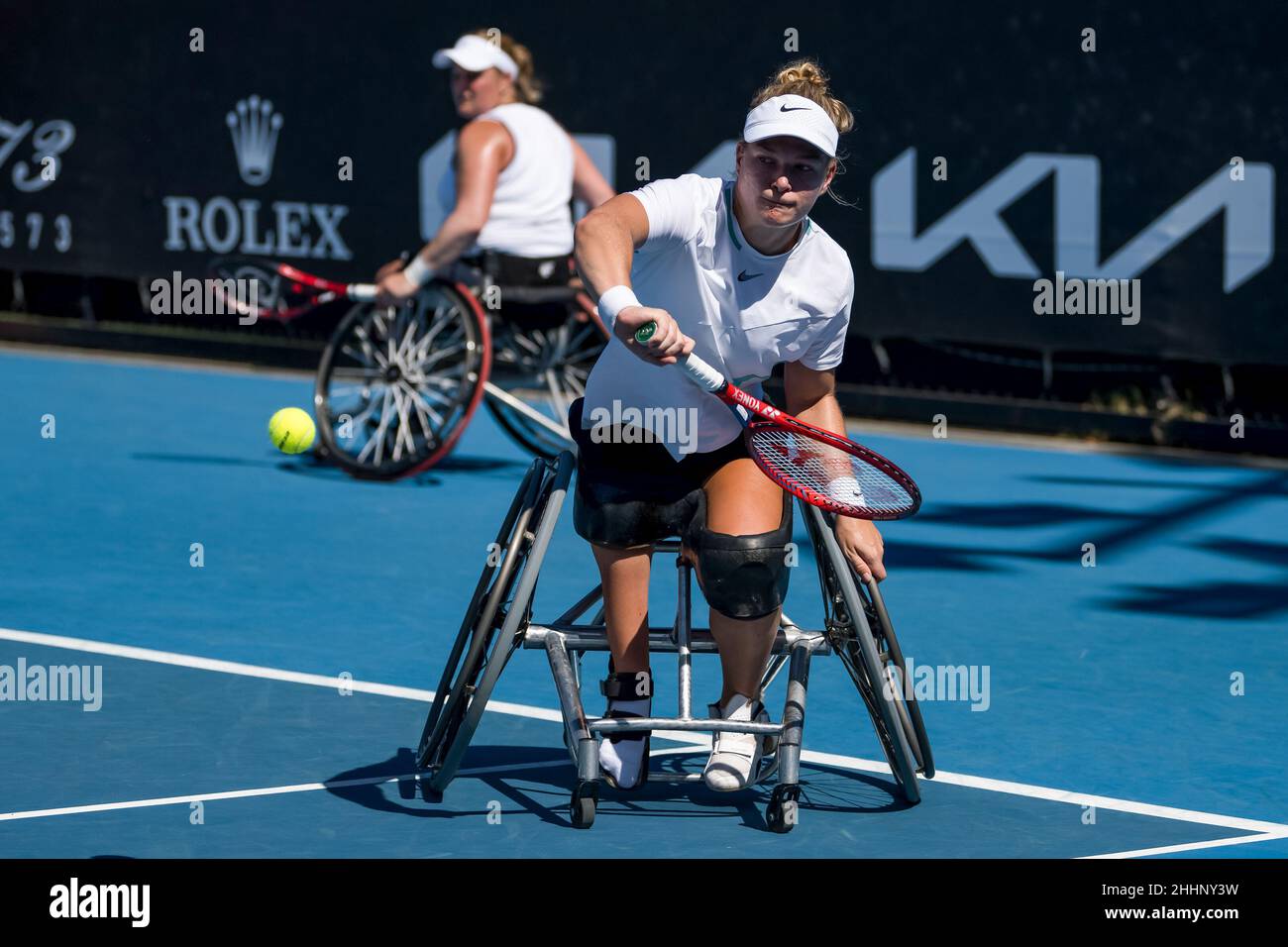 MELBOURNE, AUSTRALIA - GENNAIO 24: Diede de Groot dai Paesi Bassi e Aniek van Koot dai Paesi Bassi durante la loro prima partita in doppio con sedia a rotelle per donne durante l'Australian Open 2022 al Melbourne Park il 24 Gennaio 2022 a Melbourne, Australia (Foto di Andy Astfalck/Orange Pictures) Foto Stock